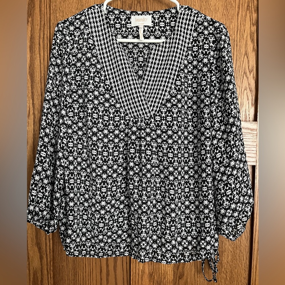 Laundry Los Angeles by Shelli Segal blouse. Sz Medium. Black & white